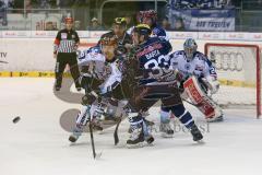 DEL - ERC Ingolstadt - Iserlohn Roosters - Rangelei um den Puck rechts Björn Barta (33)