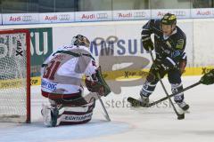 DEL - Saison 2014/2015 - ERC Ingolstadt - Augsburg Panther EV - Solo rechts Christoph Gawlik (19) umfährt Goalie Christopher Mason (AEV) und erzielt das 2:1 Tor Jubel