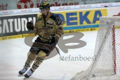 DEL - ERC Ingolstadt - Hamburg Freezers - rechts Brandon Buck (9) erzielt den Ausgleich zum 2:2 gegen Goalie Sebastien Caron (HF - 35)  Tor Jubel