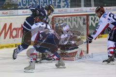 DEL - Eishockey - PlayOff - ERC Ingolstadt - Iserlohn Roosters - 1. Spiel - John Laliberte (ERC 15) York Mike (Iserlohn 78) am Tor von Torwart Lange Mathias (Iserlohn 24)