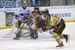 DEL - ERC Ingolstadt - Hamburg Freezers - libks goalie Sebastien Caron (HF - 35) Patrick Hager (52) Ryan MacMurchy (27)