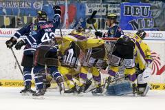 ERC Ingolstadt - Krefeld Pinguine - Thomas Greilinger (#39 ERC Ingolstadt) mit dem 3:3 Ausgleichstreffer - Björn Barta (#33 ERC Ingolstadt) - John Laliberte (#15 ERC Ingolstadt) - Foto: Jürgen Meyer