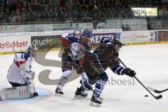 DEL - Eishockey - ERC Ingolstadt - Adler Mannheim - rechts John Laliberte (ERC 15) kämpft am Tor um den Puck Torwart Dennis Endras