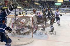 DEL - Eishockey - PlayOff - ERC Ingolstadt - Iserlohn Roosters - 1. Spiel - Tor zum 1:0 durch Jared Ross (ERC 42) hinten , rechts John Laliberte (ERC 15), Torwart Lange Mathias (Iserlohn 24) Jubel