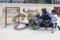 ERC Ingolstadt - Straubing Tigers - Petr Taticek (#17 ERC Ingolstadt) - Dustin Strahlmeier Torwart Straubing - Alexander Dotzler #25 weiss Straubing - Foto: Jürgen Meyer