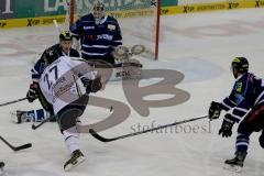 ERC Ingolstadt - Straubing Tigers -#27 weiss Sandro Schönberger Straubing - Timo Pielmeier (#51 ERC Ingolstadt) - Benedikt Schopper (#11 ERC Ingolstadt) -  Foto: Jürgen Meyer