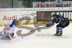 DEL - ERC Ingolstadt - Iserlohn Roosters - Ryan MacMurchy (27) rechts überwindet Goalie Mathias Lange und erzielt in Unterzahl das 1:0 Tor, Jubel