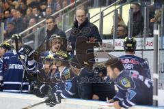 DEL - Eishockey - ERC Ingolstadt - Hamburg Freezers - Cheftrainer Larry Huras beruhigt die Spieler