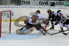 DEL - ERC Ingolstadt - Grizzly Adams Wolfsburg - Brandon Buck (#9 ERC Ingolstadt) - Sebastian Vogl Torwart Wolfsburg - Foto: Jürgen Meyer