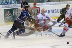 DEL - Eishockey - Playoff - Spiel 5 - ERC Ingolstadt - DEG Düsseldorf - Christoph Gawlik (ERC 19) vor Torhüter Tyler Beskorowany (DEG 39)