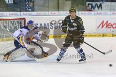 DEL - Eishockey - ERC Ingolstadt - EHC München - Niklas Treutle (Nr.31,Torwart EHC Red Bull München) fängt vor Patrick Hager (52)