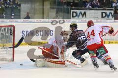 DEL - Eishockey - Playoff - Spiel 5 - ERC Ingolstadt - DEG Düsseldorf - John Laliberte (ERC 15) sieht den Puck hinter Torhüter Tyler Beskorowany (DEG 39) umfährt ihn und trifft zur Führung Tor Jubel, Kurt Davis (DEG 44) kommt nicht hin