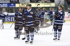 DEL - ERC Ingolstadt - EHC RedBull München - Das Team feiert mit den Fans den Sieg Scha Fahnen Jubel Petr Taticek (17) Benedikt Kohl (34) Patrick Köppchen (55)