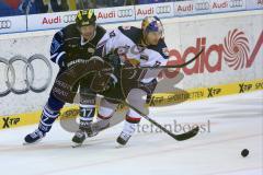 DEL - ERC Ingolstadt - EHC RedBull München - Petr Taticek (17) gegen Mads Christensen (Nr.12,EHC Red Bull München)