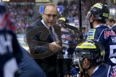 DEL - ERC Ingolstadt - Grizzly Adams Wolfsburg - Larry Huras (Trainer ERC Ingolstadt) im Gespräch mit Ryan MacMurchy (#27 ERC Ingolstadt) - Foto: Jürgen Meyer