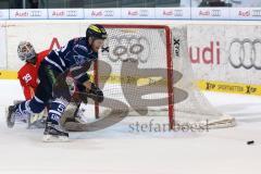 DEL - ERC Ingolstadt - Düsseldorfer EG - Torwart (DEG) Tyler Beskorowany foult Patrick Hager (52)