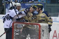 DEL - ERC Ingolstadt - Hamburg Freezers - links Mathieu Roy (HF - 36) Keilerei mit Patrick Hager (52)