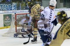 DEL - ERC Ingolstadt - Hamburg Freezers - Brandon Buck (9) trifft den Goalie Sebastien Caron (HF - 35) am Kopf mit dem Puck