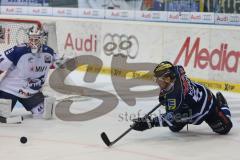 DEL - Eishockey - ERC Ingolstadt - Adler Mannheim - Patrick Köppchen (ERC 55) versucht das Tor von Dennis Endras zu treffen
