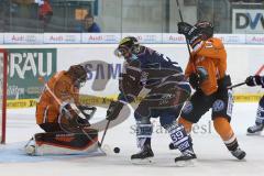 DEL - ERC Ingolstadt - Grizzly Adams Wolfsburg - Thomas Greilinger (39) am Goalie Sebastian Vogl, knapp vorbei, Tim Hambly stört von hinten