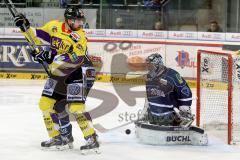 ERC Ingolstadt - Krefeld Pinguine - Timo Pielmeier (#51 ERC Ingolstadt) - Joel Perrault #27 Krefeld - Foto: Jürgen Meyer