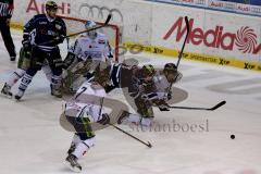 ERC Ingolstadt - Straubing Tigers - Jeffrey Szwez (#10 ERC Ingolstadt) - Petr Taticek (#17 ERC Ingolstadt) - Andy Canzanello weiss Straubing -  Foto: Jürgen Meyer