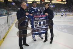 DEL - Eishockey - ERC Ingolstadt - Hamburg Freezers - Ehrung Trikot 600. DEL Spiel für Thomas Greilinger (ERC 39) überreicht von links Sportdirektor Jiri Ehrenberger  und  Geschäftsführer Claus Gröbner