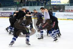 DEL - Saison 2014/2015 - ERC Ingolstadt - Augsburg Panther EV - Das Team feiert mit den Fans Sieg Jubel Tanz