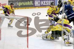 ERC Ingolstadt - Krefeld Pinguine - Tomas Duba Torwart Krefeld - Jeffrey Szwez (#10 ERC Ingolstadt) - Kyle Sonnenburg #34 Krefeld - Foto: Jürgen Meyer