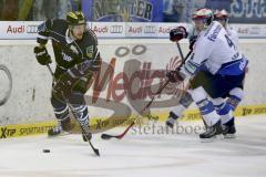 DEL - ERC Ingolstadt - Schwenninger Wild Wings - Petr Taticek (#17 ERC Ingolstadt) - Elias Granath #4 Schwenningen - Foto: Jürgen Meyer