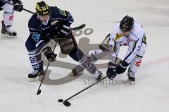 ERC Ingolstadt - Straubing Tigers - Thomas Greilinger (#39 ERC Ingolstadt) - Laurent Meunier #7 weiss Straubing - Foto: Jürgen Meyer