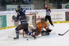 DEL - ERC Ingolstadt - Grizzly Adams Wolfsburg - Brandon Buck (9) knapp am Tor vorbei von Goalie Sebastian Vogl