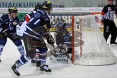 DEL - ERC Ingolstadt - Kölner Haie KEC - Torwart Timo Pielmeier (51) im Tor, Puck fliegt an Patrick Köppchen (55) vorbei