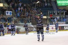 DEL - ERC Ingolstadt - Iserlohn Roosters - 5:2 - Fans jubeln und feiern mit Patrick Hager (52)