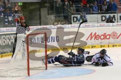 DEL - ERC Ingolstadt - Thomas Sabo Ice Tigers - Christoph Gawlik (19) stürmt im Alleingang zum Tor und wird von den Beinen geholt von Jason Jaspers. Technisches Tor für Ingolstadt