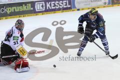 DEL - ERC Ingolstadt - Kölner Haie KEC - Petr Taticek (17) wird von Goalie Danny aus der Birken gefoult, dafür gibts Penalty. Goalie Danny aus der Birken hält den Puck