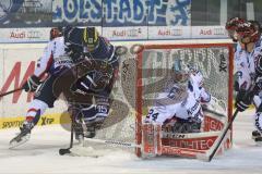 DEL - Eishockey - PlayOff - ERC Ingolstadt - Iserlohn Roosters - 1. Spiel - John Laliberte (ERC 15) am Tor von Torwart Lange Mathias (Iserlohn 24)