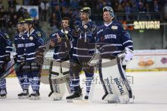 DEL - Eishockey - ERC Ingolstadt - EHC München - Team vor den Fans Sieg Jubel, rechts Torwart Timo Pielmeier (51)