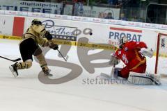 DEL - ERC Ingolstadt - Düsseldorfer EG  - Patrick Hager (#52 ERC Ingolstadt) scheitert an Beskorowany Tyler Torwart Düsseldorf - Foto: Jürgen Meyer