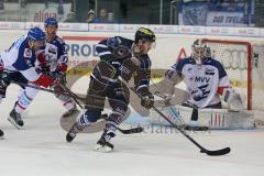 DEL - Eishockey - ERC Ingolstadt - Adler Mannheim - Brandon Buck (ERC 9) versucht mit einem Rückwärtsschlag zu treffen