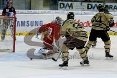 DEL - ERC Ingolstadt - Düsseldorfer EG  - Thomas Greilinger (#39 ERC Ingolstadt) - Beskorowany Tyler Torwart Düsseldorf - Foto: Jürgen Meyer