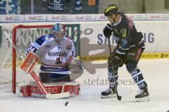 DEL - ERC Ingolstadt - Iserlohn Roosters - Petr Taticek (17) rechts knapp vorbei, Goalie Mathias Lange