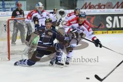 DEL - ERC Ingolstadt - Eisbären Berlin - mitte Patrick Hager (52) in Bedrängnis am Tor von Torwart Berlin Petri Vehanen, rechts Marcel Noebels (Berlin)