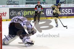 DEL - ERC Ingolstadt - Hamburg Freezers - rechts Brandon Buck (9) erzielt den Ausgleich zum 2:2 gegen Goalie Sebastien Caron (HF - 35)  Tor Jubel