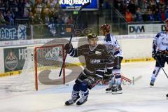 DEL - ERC Ingolstadt - Iserlohn Roosters - 5:2 - Tor durch Jared Ross (42), Jubel von Marc Schmidpeter (20) Puck im Tor