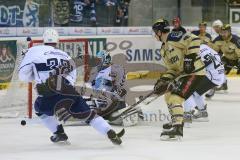 DEL - ERC Ingolstadt - Hamburg Freezers - rechts Marc Schmidpeter (20) scheitert an Sebastien Caron (HF - 35)