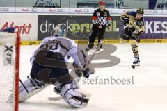 DEL - ERC Ingolstadt - Hamburg Freezers - rechts Brandon Buck (9) erzielt den Ausgleich zum 2:2 gegen Goalie Sebastien Caron (HF - 35)  Tor Jubel