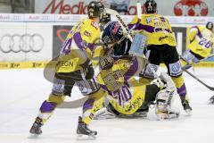 ERC Ingolstadt - Krefeld Pinguine  John Laliberte (#15 ERC Ingolstadt) - Tomas Duba Torwart Krefeld - Foto: Jürgen Meyer