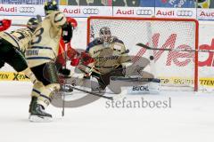 DEL - ERC Ingolstadt - Düsseldorfer EG  - Timo Pielmeier (#51 ERC Ingolstadt) bekommt das 1:3 von Kurt Davis #44 rot Düsseldorf - Foto: Jürgen Meyer