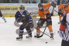 DEL - ERC Ingolstadt - Grizzly Adams Wolfsburg - Christoph Gawlik (19) gegen Jeff Likens